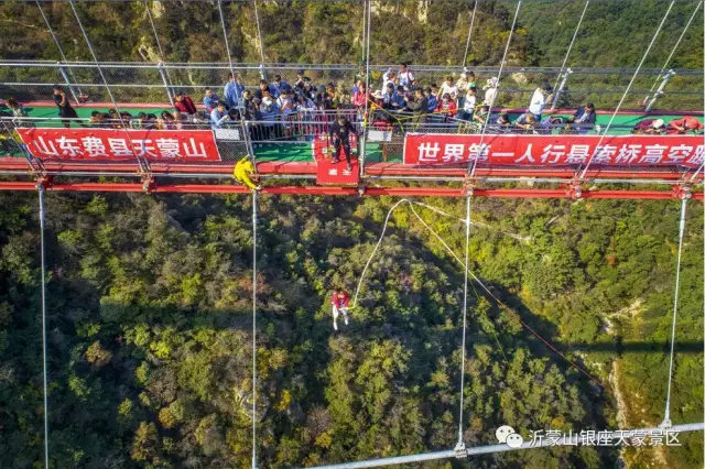 玻璃橋橫跨兩座山峰,凌空而起懸於天際,仿若走在雲中習習涼風從耳邊吹